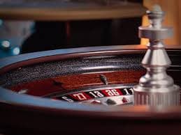 Fitur putaran gratis dalam Fa Cai Shen Deluxe menampilkan pengali dan simbol bonus khusus